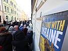 Stovky lidí ve front u budovy Úadu práce v Roháov ulici v Praze 3. (10....
