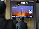 Lidé v jihokorejském Soulu sledují na televizní obrazovce raketu odpálenou...