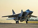 Letoun MiG-31 ruské armády se stelami Kinal na snímku z letecké základny v...