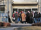 Fronta ukrajinsk�ch uprchl�k� u karlovarsk�ho ��adu pr�ce p�ed jeho otev�en�m,...