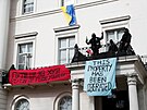 Skupina squater v Londýn na protest proti ruské invazi na Ukrajinu obsadila...