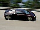 V rychlostech pes 300 km/h se spoteba Bugatti Veyron pohybuje okolo 500 litr...