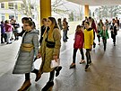 Ukrajinské děti kráčejí do ústecké školy v ulici Elišky Krásnohorské na zápis k...
