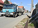 Jednou z neju���ch uli�ek obce Zlechov m��� denn� stovky n�kladn�ch aut na...
