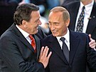 Tehdejí nmecký kanclé Gerhard Schröder a ruský prezident Vladimir Putin v...