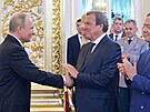 Bývalý nmecký kanclé Gerhard Schröder a ruský prezident Vladimir Putin na...