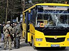 Vojáci u pokozeného autobusu po ruských útocích na vojenské letit v Javorov...