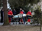 Transport zranných do nemocnice po ruských útocích na vojenské letit v...