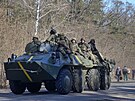 Ukrajintí vojáci hlídkují na hlavní silnici v Kyjev. (10. bezna 2022)