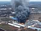 Továrna na dvee v Charkovské oblasti je v plamenech. (11. bezna 2022)