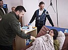 Volodomyr Zelenskyj navtívil ranné v nemocnici. (17. bezna 2022)