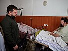 Volodomyr Zelenskyj navtívil ranné v nemocnici. (17. bezna 2022)