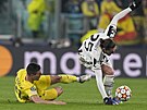 Adrien Rabiot z Juventusu se snaí udret rovnováhu po sráce s Giovanim Lo...