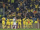Fotbalisté Villarrealu slaví se svými fanouky, kteí picestovali do Turína na...