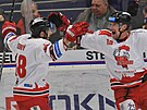 Olomoutí hokejisté Tomá erný (vlevo) a Vojtch Tomeek se radují z branky do...