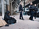 Tajemný stelec dsí Washington a New York,  zabíjí bezdomovce. (14. bezna...