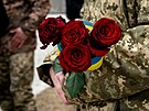 Ukrajintí vojáci se louí s padlými, kteí zemeli pi bojích s ruskými...