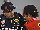 Max Verstappen z Red Bullu mluví se Sergiem Perezem po kvalifikaci na Velkou...