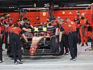 Pit stop Carlose Sainze z Ferrari bhem kvalifikace na Velkou cenu Bahrajnu.