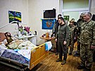 Ukrajinský prezident Volodymyr Zelenskyj navtívil  zranné vojáky v jedné z...