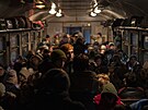 Cesta ze Lvova do Polska. Ukrajinci ve vlaku ekají na odjezd. (13. bezna 2022)