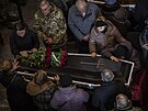 Píbuzní a pátelé na pohbu ty ukrajinských voják, kteí byli zabiti pi...