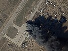 Na satelitním snímku je vidt ohe a stoupající kou z mezinárodního letit v...