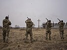 estná salva na pohbu ukrajinských voják Romana Raka a Mykoly Mykytiuka,...