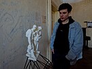 Dan Krejík provází místností, kde jsou uskladnné sochy Pavla Karouse. (25....