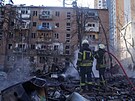 Hasii hasí ohe po ruském ostelování obytných dom v Kyjev. (18. bezna 2022)
