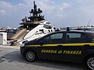 Italská finanní policie parkuje ped jachtou Lady M ruského oligarchy a...