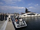 Písluníci italské finanní policie postávají u jachty Lady M ruského...