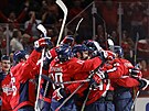 Alexandr Ovekin slaví s paráky z Washingtonu svj 767. gól v NHL. Stal se tak...