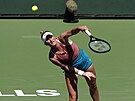 Markéta Vondrouová pi servisu na turnaji v Indian Wells.
