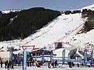 Cílový prostor v Courchevelu pi finále Svtového poháru v obím slalomu.