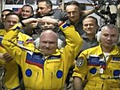 Rutí kosmonauti (zleva) Sergej Korsakov, Oleg Artmjev a Denis Matvejev se po...