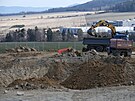 V�kop s obna�en�m potrub�m s naftou u n�jezdu na d�lni�n� p�ivad�� u Ejpovic na...