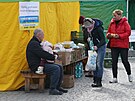 Potravinové balíky jsou k dispozici ukrajinským uprchlíkm v humanitárním...