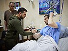 Ukrajinský prezident Zelenskyj pedává vyznamenání zrannému vojákovi...