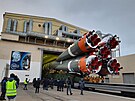 Vytahování rakety Sojuz 2.1a z hangáru ped pípravou pro let k ISS, který byl...