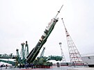 Zvedání rakety Sojuz 2.1a s lodí Sojuz MS-21 na startovací rampu ped letem k...