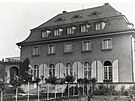 Výstavní vilu si nechal v roce 1924 postavit editel sousední pádelny Oswald...