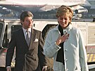 Princezna Diana a její osobní tajemník Patrick Jephson na leti�ti Heathrow...