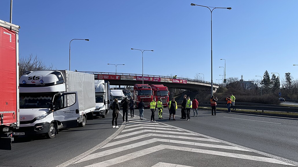 Autodopravci na protest proti drahým palivm zablokovali na rzných místech...