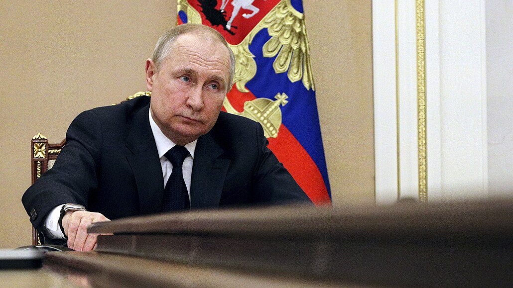 Vladimir Putin se dívá na hodinky