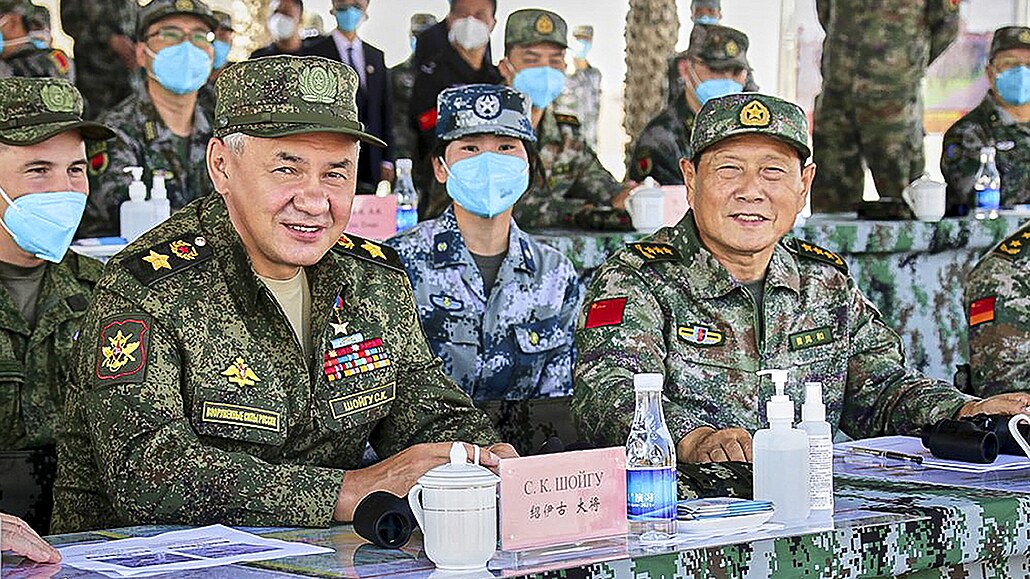 Ruský ministr obrany Sergej ojgu a ínský ministr obrany Wei Fenghe sledují...