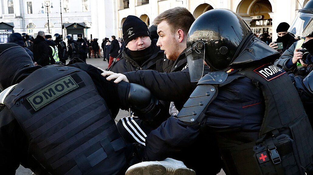 Ruská policie v Petrohrad zatýká úastníky protestu proti invazi na Ukrajin....