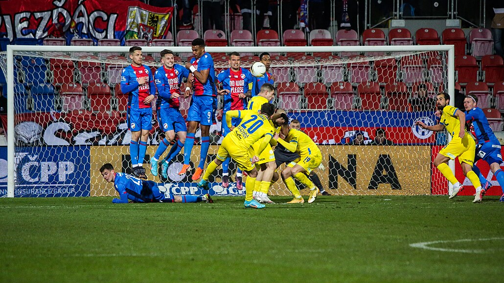 Teplický zálo�ník Daniel Truba� se z p�ímého kopu sna�í ohrozit plze�skou bránu.