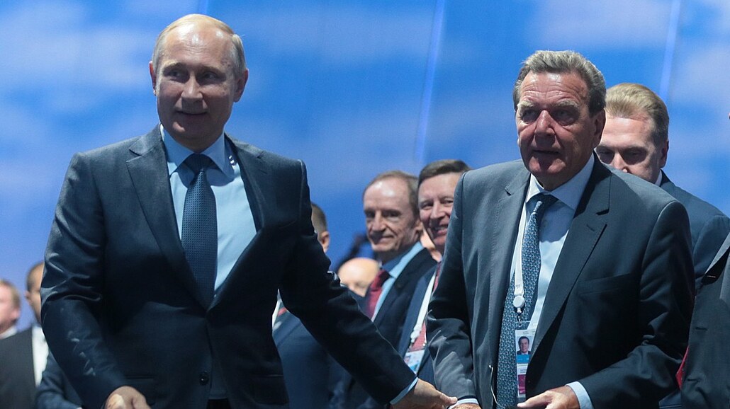 Německý exkancléř Gerhard Schröder a ruský prezident Vladimir Putin na...