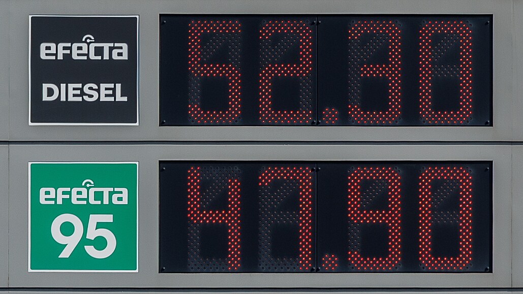 Cena pohonných hmot v R raketov roste. erpací stanice Benzina v Praze. (10....